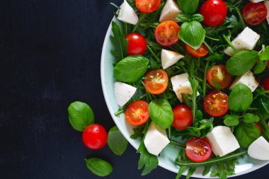 Kiraz domates, mozzarella ve rucola vejetaryen salatası