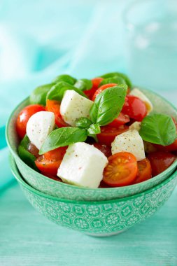 Caprese salatası, görünümü kadar yakın