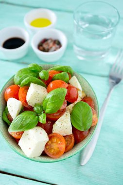 Turkuaz arka plan üzerinde Caprese salatası