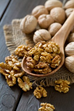 Tahta yüzeyde cevizler