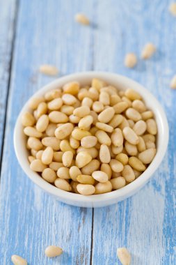 Kavanozda çam fıstığı