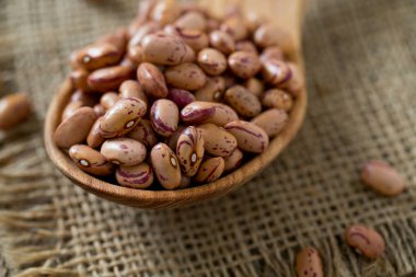 Tahta yüzeyde pinto fasulyesi