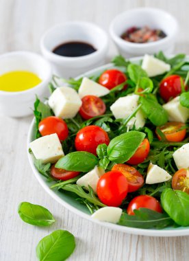 Kiraz domates, mozzarella ve rucola vejetaryen salatası