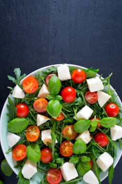 Kiraz domates, mozzarella ve rucola vejetaryen salatası