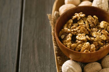 Tahta yüzeyde cevizler