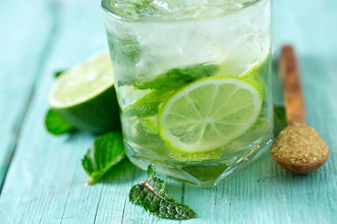 Mojito ve turkuaz ahşap yüzeyde malzemeler