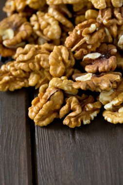 Tahta yüzeyde cevizler