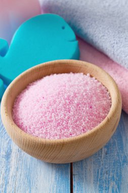 aromatik banyo inci banyo köpüğü ve temiz havlu 