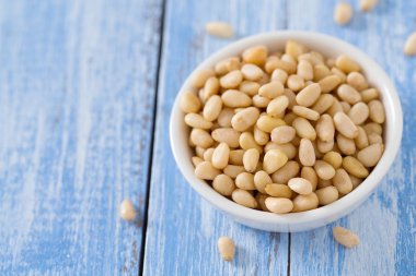 Kavanozda çam fıstığı