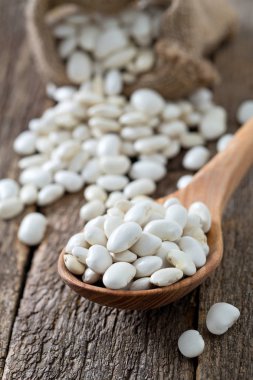 Tahta yüzeyde beyaz tereyağlı fasulye