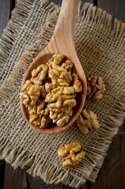 Tahta yüzeyde cevizler