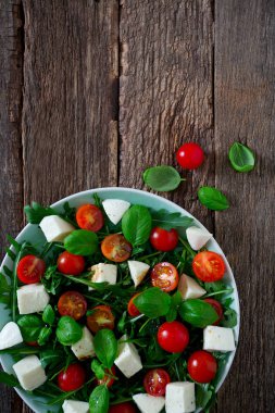 Kiraz domates, mozzarella ve rucola vejetaryen salatası