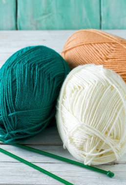 ahşap yüzey üzerinde iplik hanks örgü