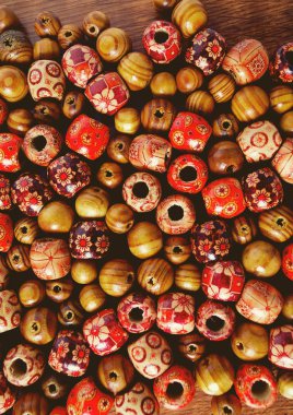 farklı renkli ahşap boncuk