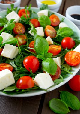 Kiraz domates, mozzarella ve rucola vejetaryen salatası
