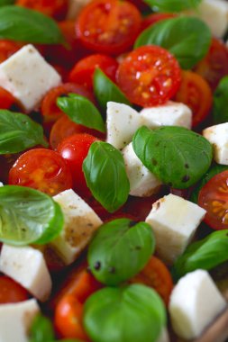 Koyu ahşap yüzeyde Caprese salatası