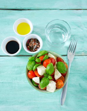 Turkuaz arka plan üzerinde Caprese salatası