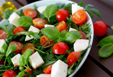 Kiraz domates, mozzarella ve rucola vejetaryen salatası