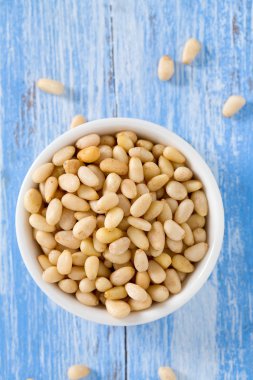 Kavanozda çam fıstığı