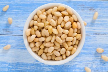 Kavanozda çam fıstığı