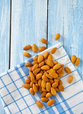 mavi ahşap yüzeyde badem