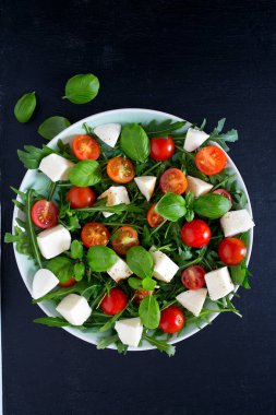 Kiraz domates, mozzarella ve rucola vejetaryen salatası