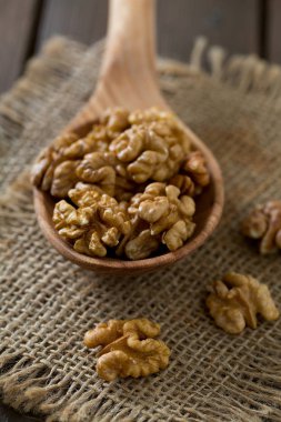 Tahta yüzeyde cevizler