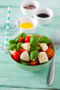 Turkuaz arka plan üzerinde Caprese salatası