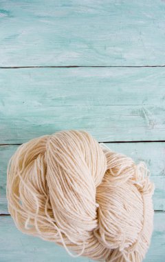 ahşap yüzey üzerinde iplik hanks örgü