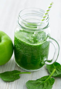 Sağlıklı yeşil ıspanak güler yüzlü