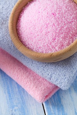 aromatik banyo inci banyo köpüğü ve temiz havlu 