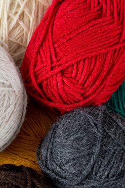 Renkli iplik topları