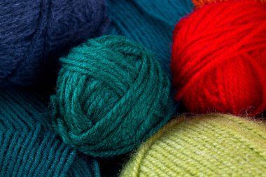 Renkli iplik topları