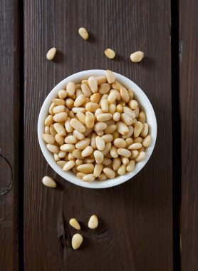 Çam fıstığı ahşap yüzey üzerinde