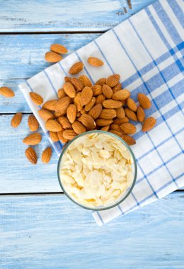 ahşap yüzeyde badem pul