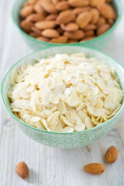 ahşap yüzeyde dilimlenmiş badem