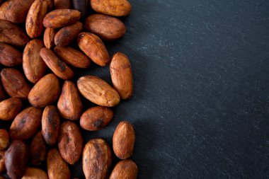 Tahtadaki kakao çekirdekleri