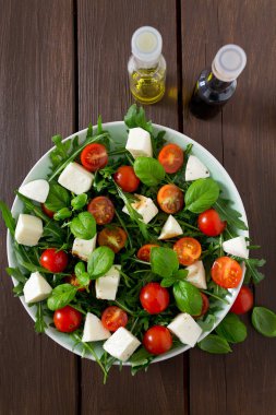 Kiraz domates, mozzarella ve rucola vejetaryen salatası