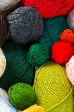 Renkli iplik topları
