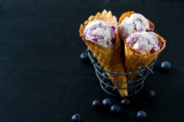 lezzetli blueberry dondurma