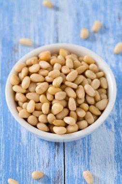 Kavanozda çam fıstığı