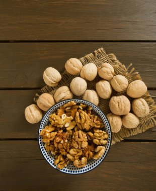 Tahta yüzeyde cevizler