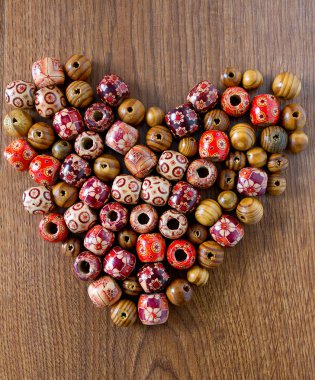 ahşap arka plan üzerinde renkli ahşap boncuk