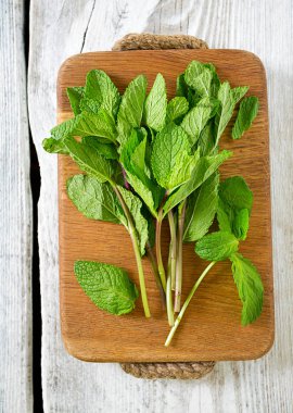 nane kesme tahtası üzerinde