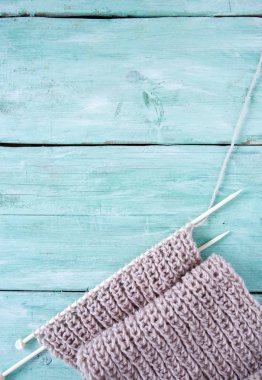 Turkuaz ahşap zemin üzerine örme atkı