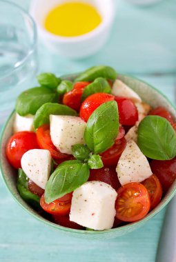 Turkuaz arka plan üzerinde Caprese salatası
