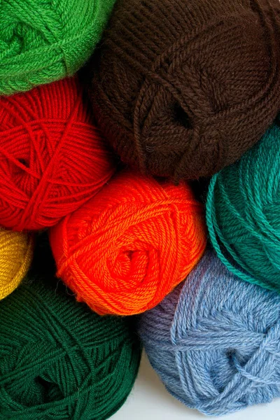 Renkli iplik topları