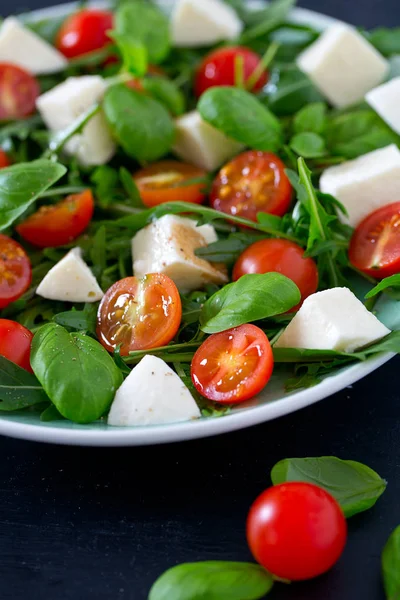 Kiraz domates, mozzarella ve rucola vejetaryen salatası