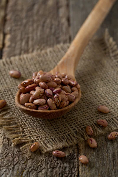 Tahta yüzeyde pinto fasulyesi