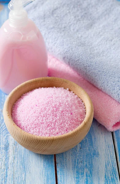 aromatik banyo inci banyo köpüğü ve temiz havlu 